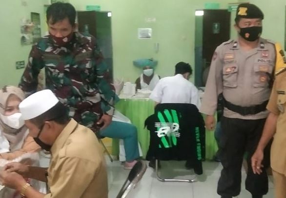 Babinsa Koramil 04 Selat Dampingi Vaksinasi