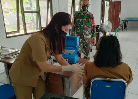 Anggota Koramil 13/Pandih Batu Melakukan Monitoring Vaksinasi