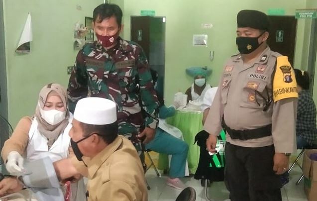 Pengawalan Vaksinasi yang Dilakukan Babinsa Selat