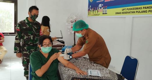 Koramil 1011-13/Pandih Batu Dampingi Warga Binaannya Vaksinasi