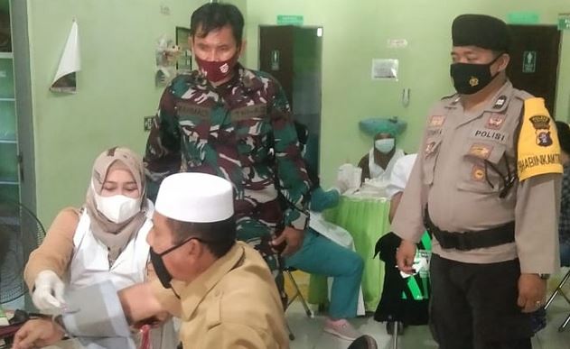 Babinsa Memberikan Rasa Nyaman dan Lancar dalam Kegiatan Vaksinasi