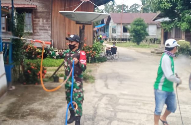Serda Fengki Melaksanakan Penyemprotan Disinfektan di Rumah Warga