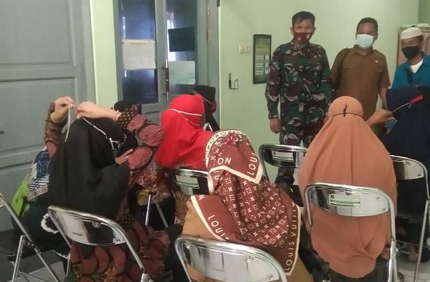 Peltu Rahmadi dan Pratu Gunawal Mengawal Vaksinasi Pelayan Publik, Guru dan Lansia