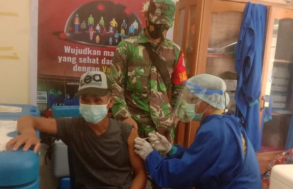 Anggota Koramil 1011-07/Kapuas Barat Monitoring Giat Vaksinasi