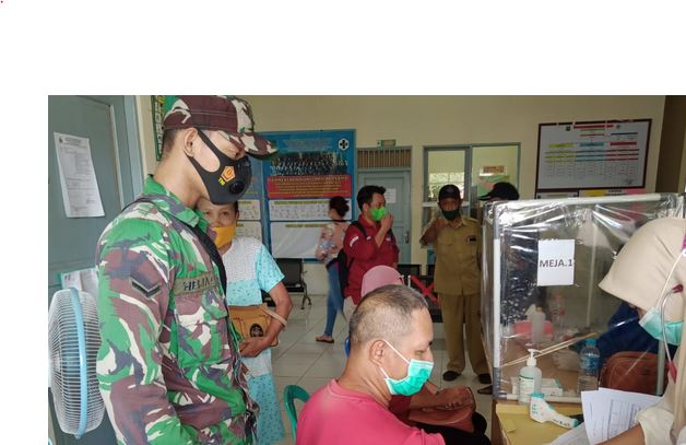 Babinsa Mandomai Monitoring Vaksinasi