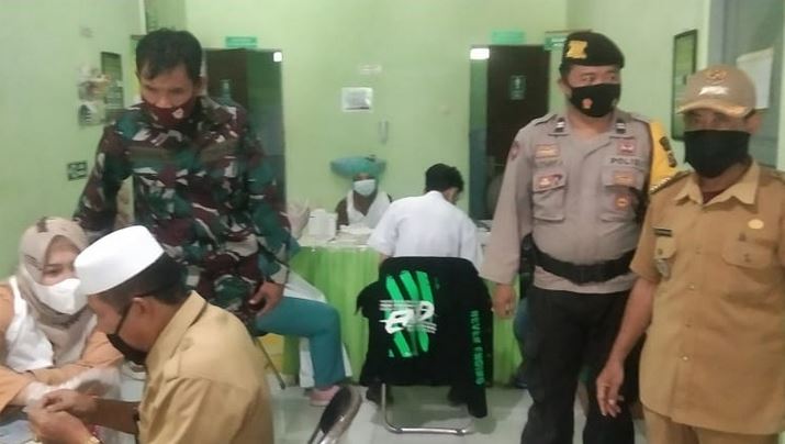 Babinsa Koramil 04 Selat Kawal Pelaksanaan Vaksinasi Terhadap Pelayan Publik, Guru dan Lansia