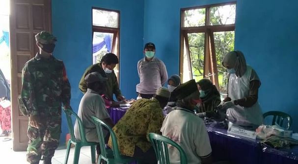 Babinsa Pandih Batu Dampingi Warga Binaannya Vaksinasi