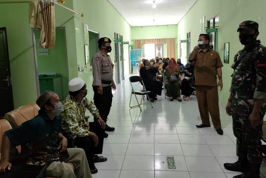 Anggota Koramil 04 Selat Kawal Pelaksanaan Vaksinasi Terhadap Pelayan Publik, Guru dan Lansia
