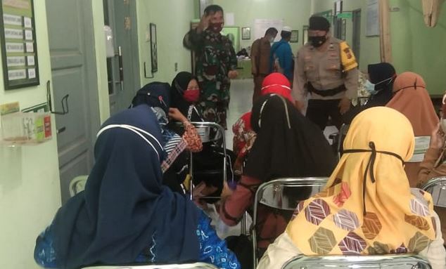 Anggota Koramil 04/Selat Dampingi Warganya Vaksinasi
