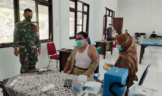 Babinsa 1011-13/Pandih Batu Dampingi Warga Binaannya Vaksinasi