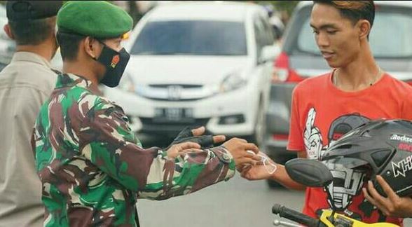 Kodim 1011/Kuala Kapuas Melaksanakan Monitoring Prokes