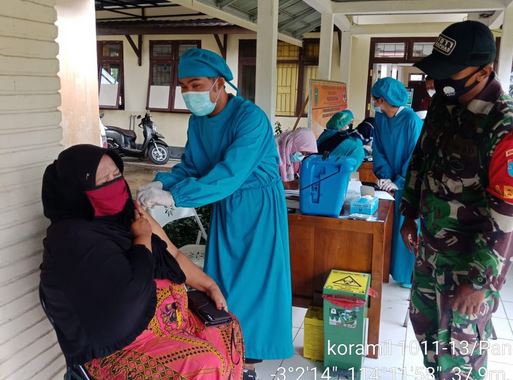 Babinsa Koramil 13/Pangkoh Dampingi Purnawirawan TNI AD dan Warakawuri Melaksanakan Vaksin