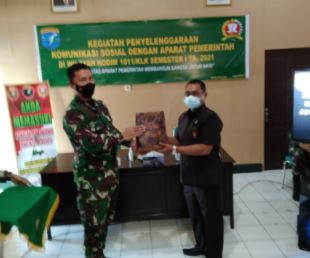 Dandim Memberikan  Bingkisan Kepada Perwakilan  Pengadilan Negeri Kapuas 