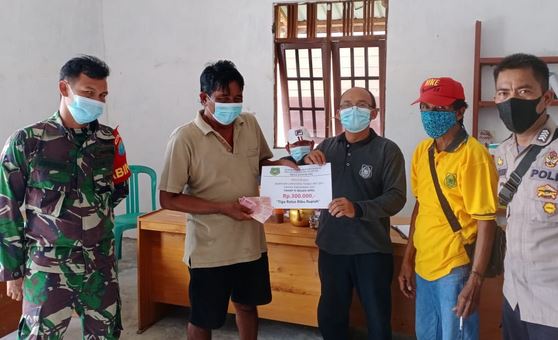 Babinsa Koramil 1011-10/Kapuas Tengah Melaksanakan Pengawalan Penyaluran BLT Dana Desa