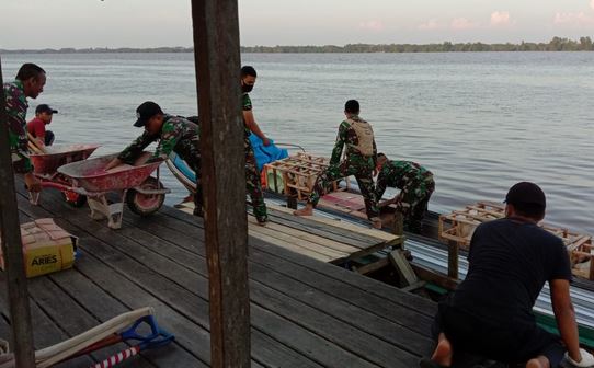 Pengiriman Logistik Menggunakan Perahu Tradisional