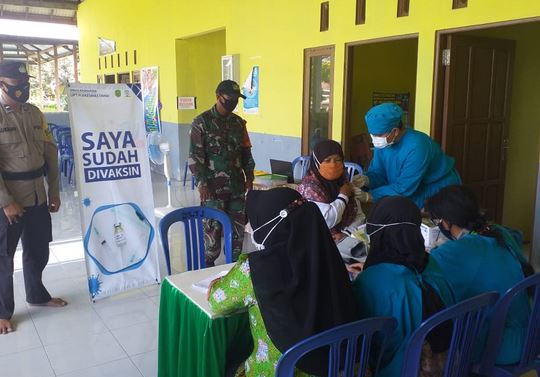 Babinsa Koramil 1011-13/Pandih Batu Dampingi Vaksinasi Lansia
