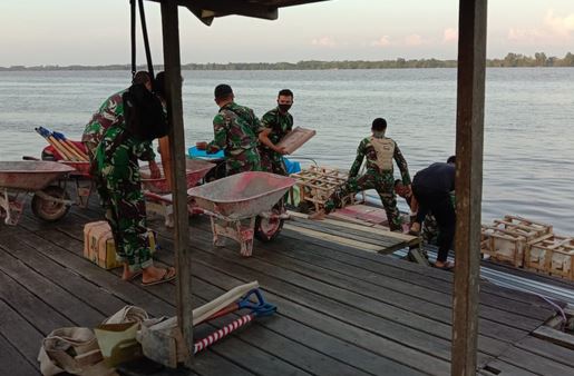 Pengangkutan Bahan Bangunan Menggunakan Klotok