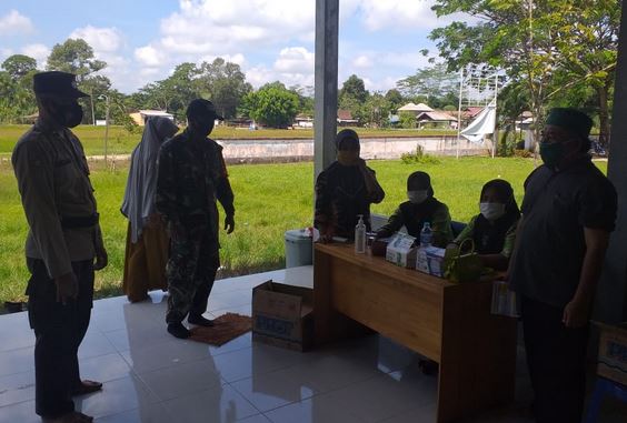 Anggota Koramil 13/Pandih Batu Memantau Kegiatan Vaksinasi Lansia