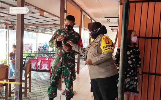 Sabar, Pratu Wahyu Bujuk Lansia Agar Tidak Takut Vaksin