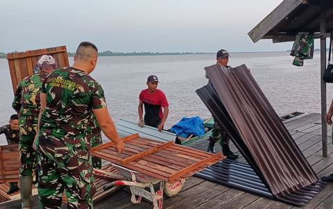 Pengiriman Bahan Bangunan Menggunakan Klotok