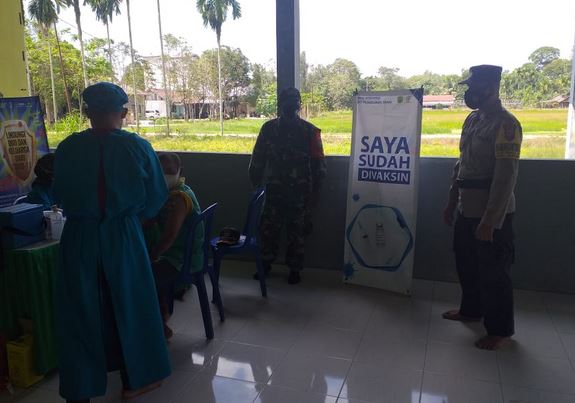 Serda Seno Dampingi Vaksinasi Lansia