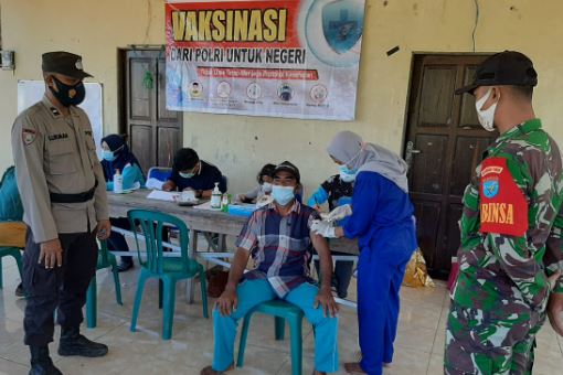 Babinsa Maliku Dampingi Warga Binaannya dalam Vaksinasi Lansia