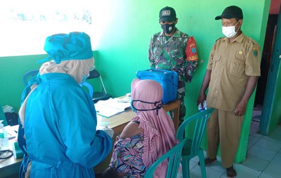 Babinsa Koramil 1011-13/Pandih Batu Mendampingi Vaksinasi Kepada Lansia