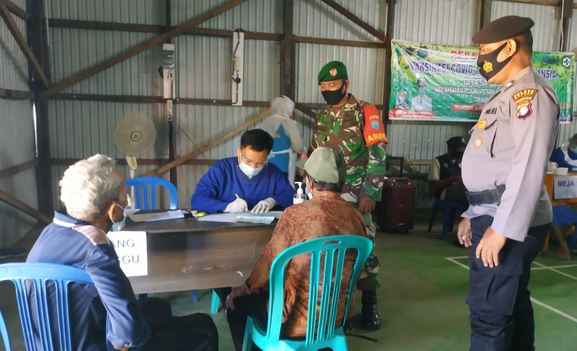 Vaksinasi Warganya Babinsa Pulpet turut Dampingi Warganya