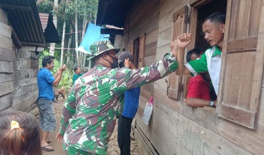 Potret Kemanunggalan TNI dan Warga, Satgas TMMD Kodim Tapsel  Giat  Bagikan Masker Gratis