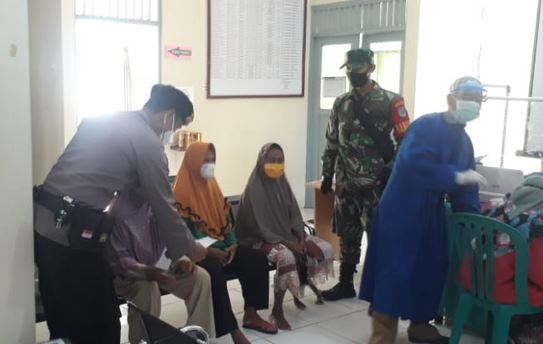 Serda Heijaz Mendampingi Warganya melaksanakan Vaksinasi