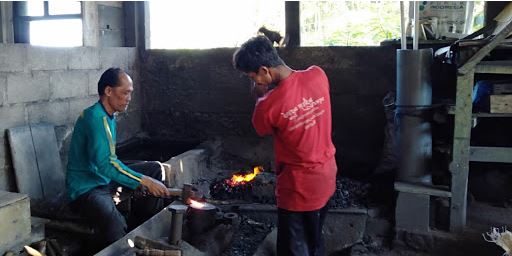 Agoes Hendriyanto, Profesi Pandai Besi Bertahan di Masa Hiperrealitas