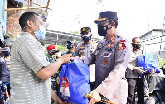 Panglima TNI dan Kapolri  Serahkan Langsung Bansos ke Warga Jakarta