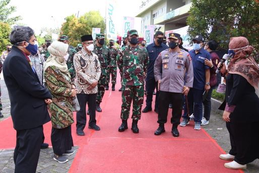 Panglima TNI dan Kapolri Tinjau Vaksinasi Massal UNISA Yogyakarta