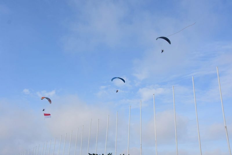 Terjun Payung, Meriahkan  Hari Besar HUT Ke-76 RI di Pekanbaru