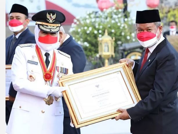 HUT ke-76 RI, Gubernur Jatim Serahkan 3 Sertifikat  WBTB 2020 Indonesia Kepada Kab. Pacitan