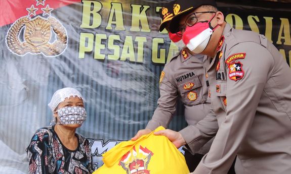 Alumni Akpol 93 Pesat Gatra Bersama Polda Banten Door To Door Bagikan Sembako