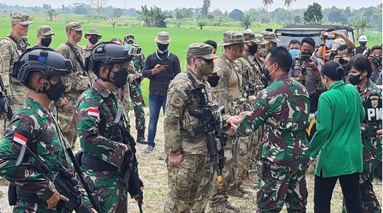 Kasad dan Komandan USARPAC Sematkan Wing Terjun Garuda Airborne