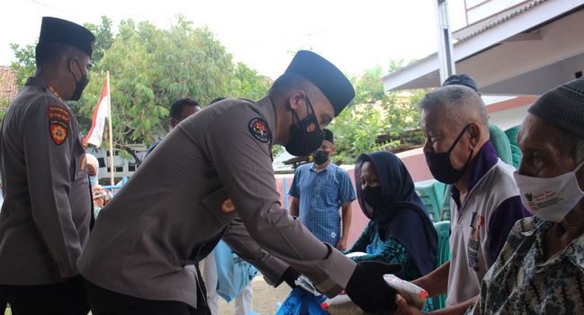 Polda Banten Peduli Warga, Tak Kenal Lelah Salurkan Paket Sembako