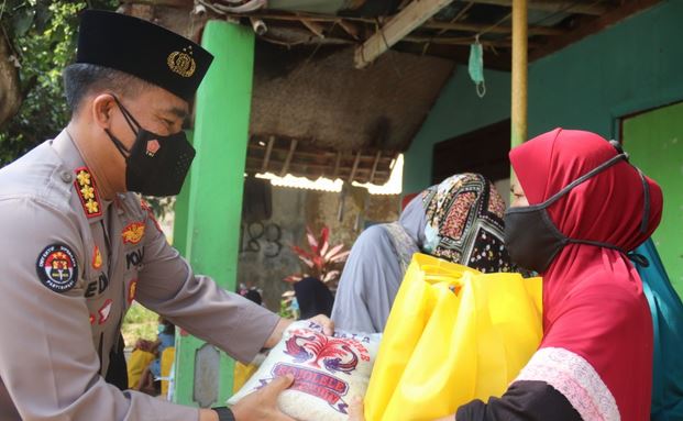 Peduli PPKM, Polda Banten Bagikan 2.145 Paket Sembako