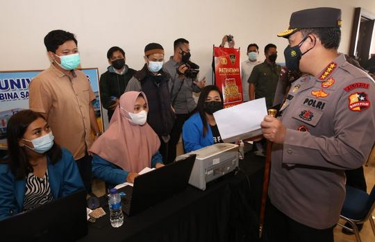 Kapolri Minta Semua Lokasi Pusat Aktivitas Warga Dipasangi Aplikasi PeduliLindungi