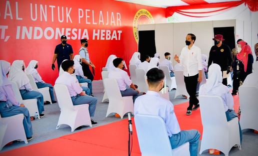 Presiden Tinjau Vaksinasi bagi Pelajar di Cilacap