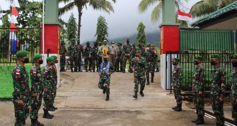 Pasukan TNI Bersenjata Lengkap Kawal Pangdam I/BB di Jayapura