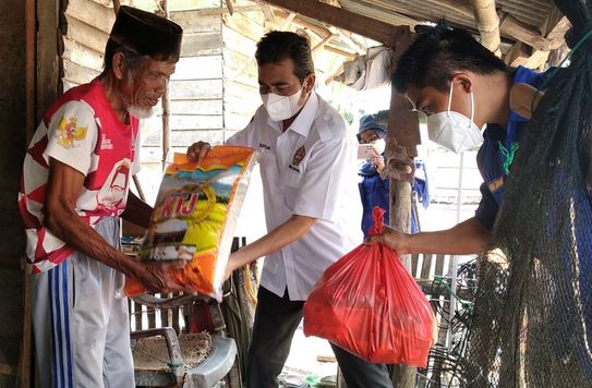 Peduli, Karang Taruna Babel Bagikan Ratusan Paket Sembako kepada Masyarakat