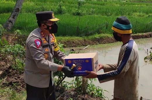 Ribuan Paket Sembako Dibagikan Korlantas Polri  Bakti Sosial di Pandeglang