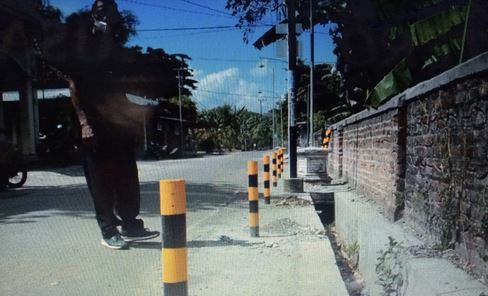 Pemasangan Patok Jalan Mengganggu Aktifitas Usaha Warga Desa Beton