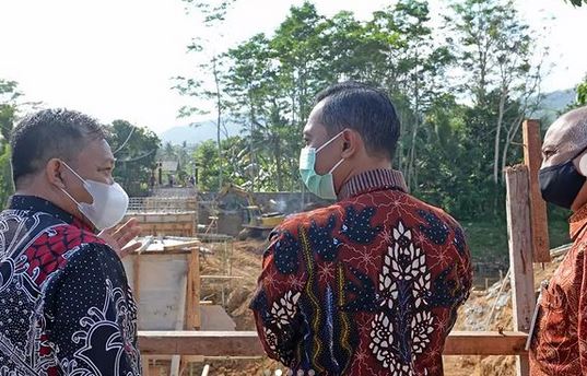 Saat  Tinjau Pembangunan Jembatan Sirnoboyo, Bupati Pacitan Berharap Rampung Tepat Waktu