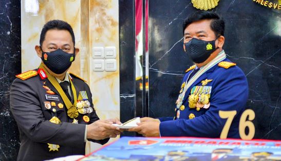 HUT ke-76 TNI, Kapolri: Sinergitas TNI-Polri Mutlak Sebagai Kekuatan Strategis Hadapi Tantangan