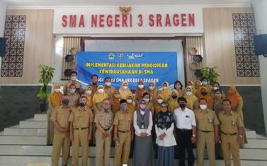 Kegiatan Pelatihan Pembelajaran Kewirausahaan Melalui Proyek Kokurikuler Guru SMAN 3 Sragen