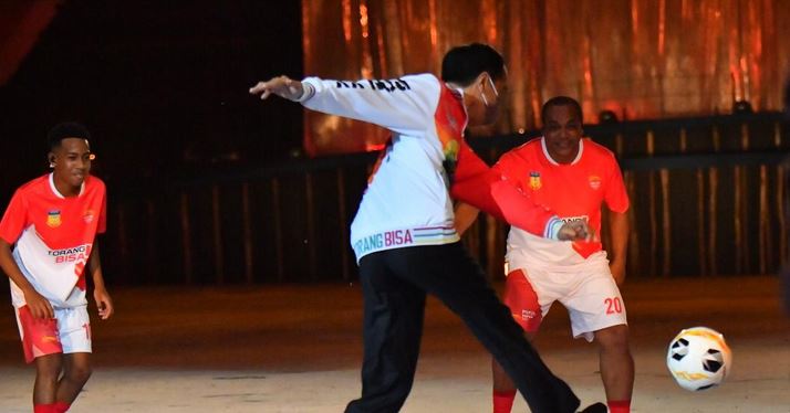 Presiden Jokowi Didampingi  Menpora Amali   Ikut Bermain Bola, Pada Pembukaan PON XX Papua