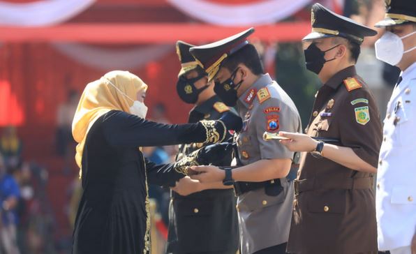 Dinilai Berhasil Wujudkan Jatim Bangkit, Kapolda Jatim Diberi Penghargaan Lencana Jer Basuki Mawa Beya